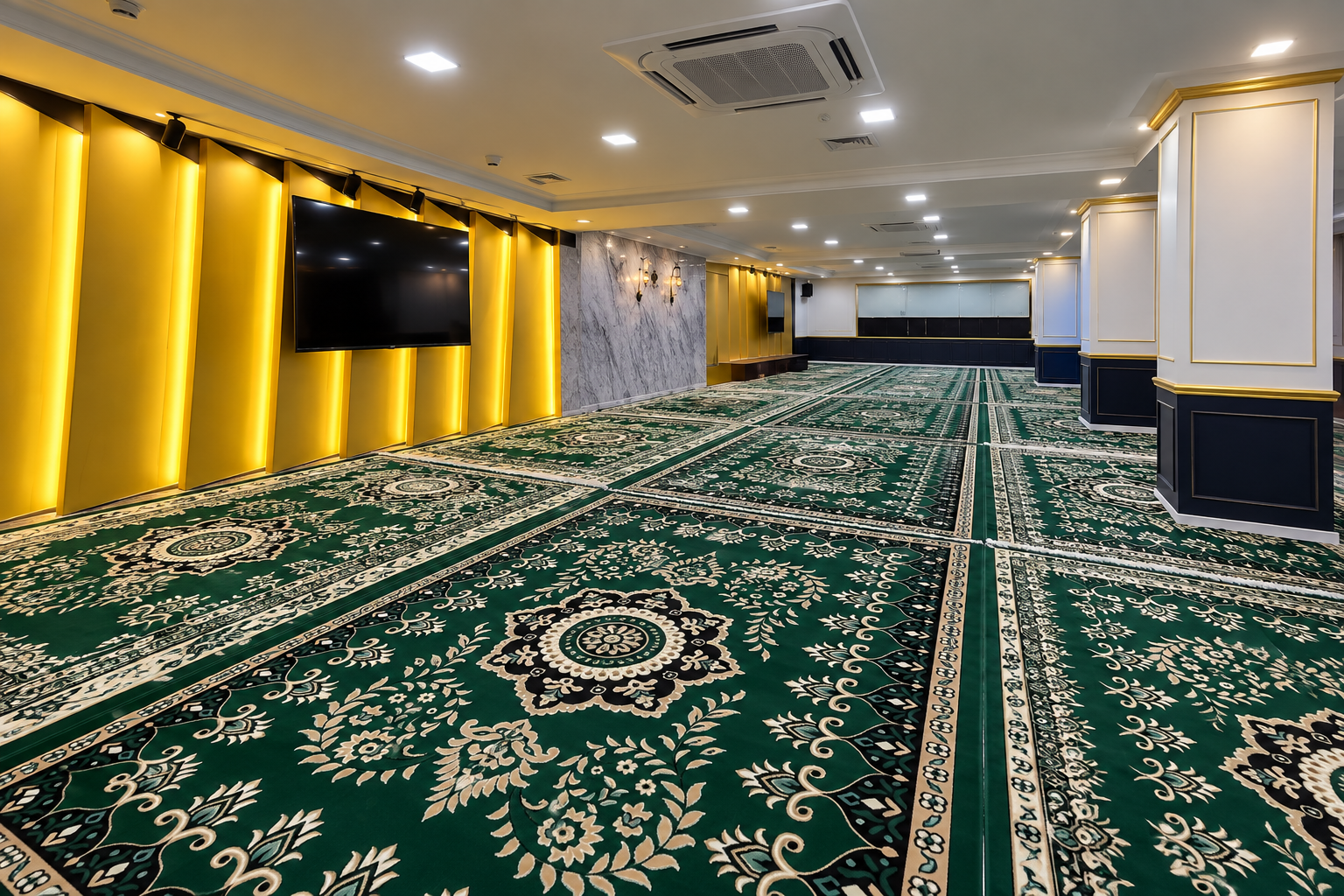 Visual rancangan ruang acara dengan karpet permadani hijau bermotif