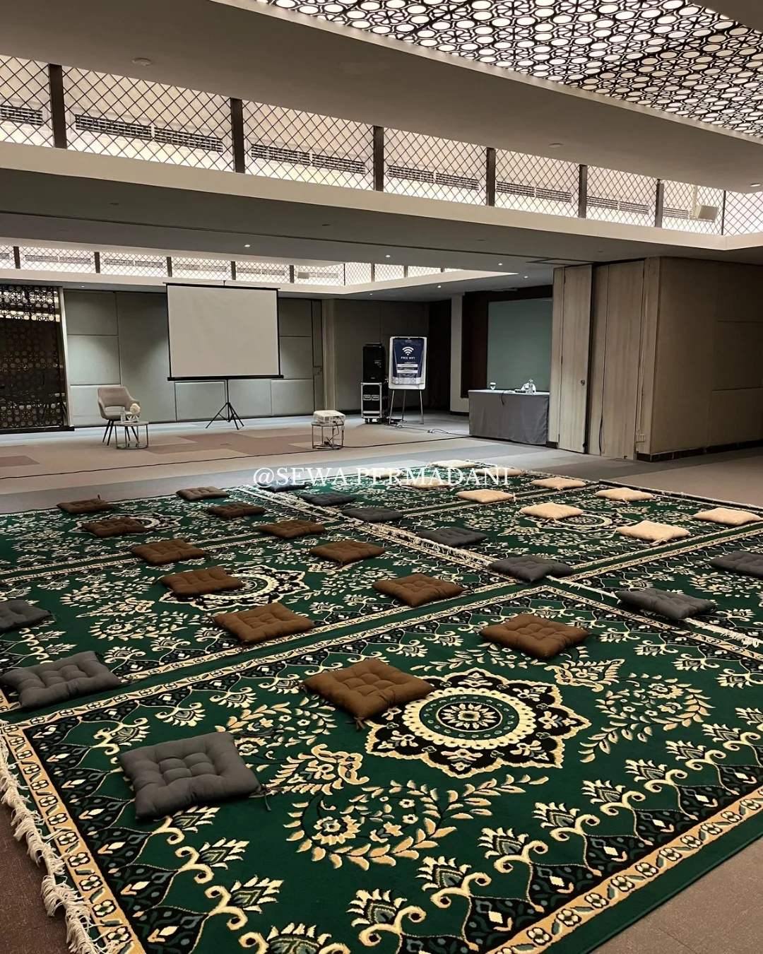 Dokumentasi pemasangan karpet permadani hijau di ASTON Kemayoran