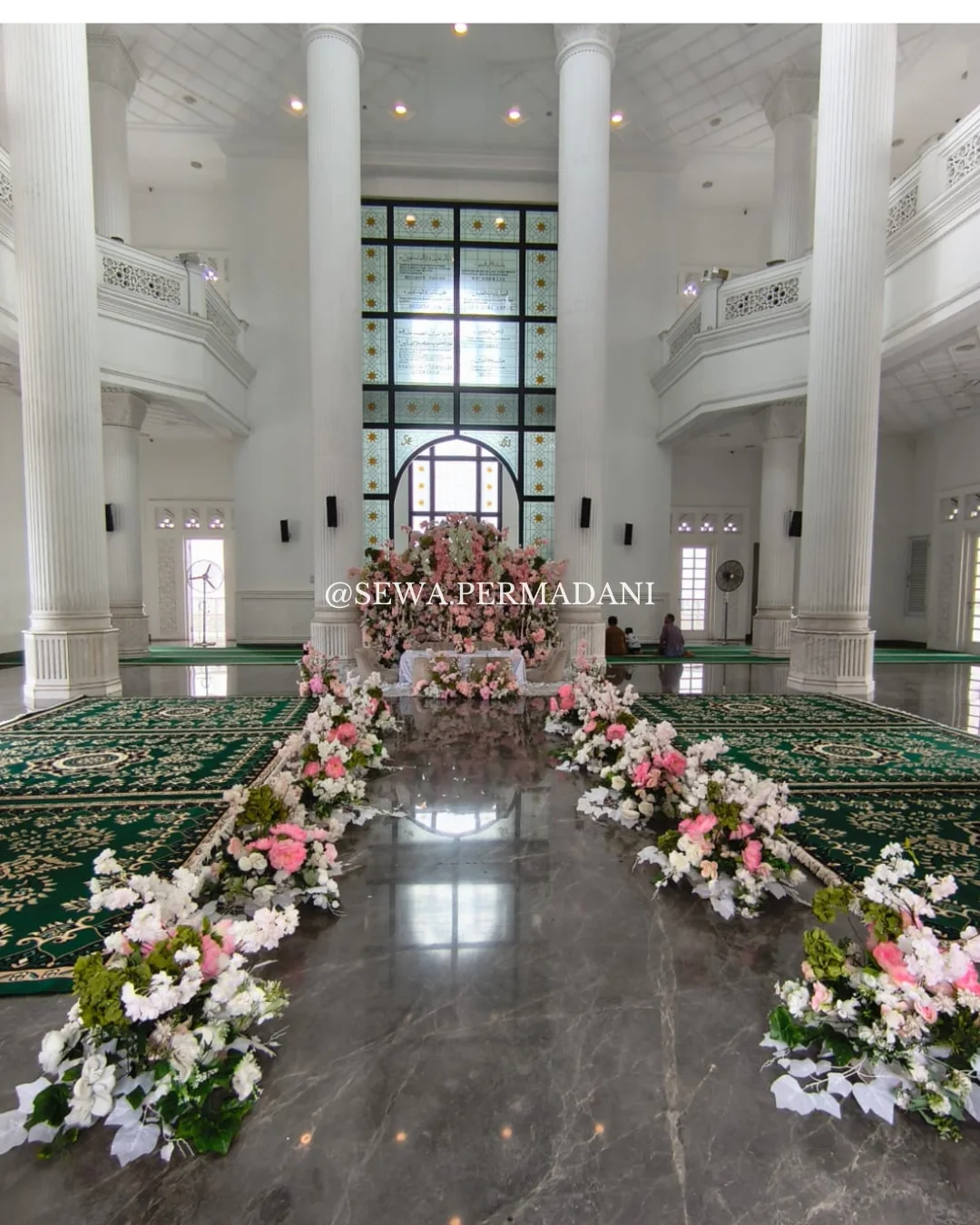 Dokumentasi pemasangan karpet permadani hijau di Masjid Ramlie Musofa